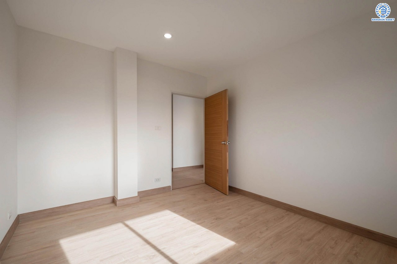 บ้านมือสองตกแต่งใหม่ โครงการ มณธานี บางแค บ้านเดี่ยว 3 ชั้นหลังมุม ดีไซน์หรูหรา เนื้อที่กว้าง 65.6 ตร.ว. พื้นที่ใช้สอย 240 ตร.ม. ฟังก์ชัน 5 ห้องนอน 4 ห้องน้ำ 2 ที่จอดรถ ฟังก์ชันครบตอบทุกไลฟ์สไตล์ บนทำเลศักยภาพ เชื่อมต่อถนนกาญจนาภิเษก ใกล้เดอะมอลล์บางแค ใกล้รถไฟฟ้าสายสีน้ำเงิน "สถานีหลักสอง" และจุดขึ้นทางด่วน "กาญจนาภิเษก"